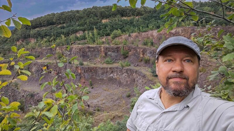 Ältester Nachweis für Frühmenschen in Europa Studienleiter Roman Garba steht an der Ausgrabungsstätte bei Korolewo in der Ukraine.