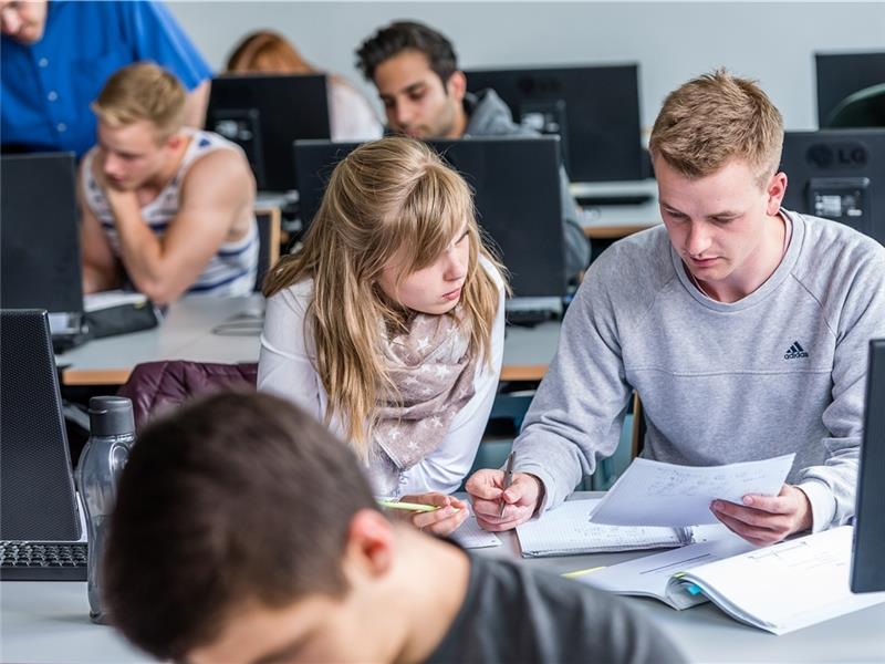Studierende arbeiten konzentriert am Stader Hansecampus. Sie werden in naher Zukunft nicht mehr von Airbus kommen. Foto: PFH Göttingen