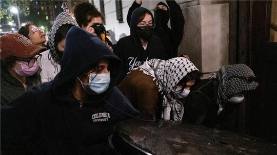 Studierende blockieren den Eingang der Hamilton Hall an der Columbia University in New York nach der Besetzung.