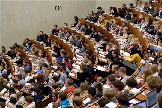 Studierende der Georg-August-Universität sitzen im Zentralen Hörsaalgebäude (ZHG).