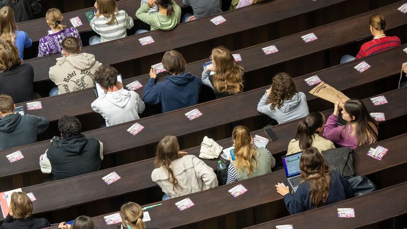 Monatliche Zinsbelastung bei Studienkredit fast verdreifacht Studierende im Audimax der Ludwig-Maximilians-Universität in München.