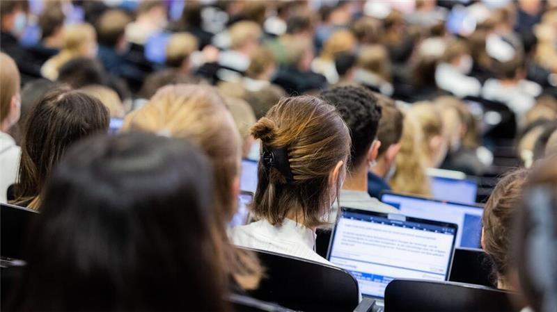 Kritik an neuer Verwaltungsgebühr für Studierende im Norden Studierende in Schleswig-Holstein sollen zukünftig eine Verwaltungsgebühr in Höhe von 60 Euro pro Semester bezahlen. (Symbolbild)