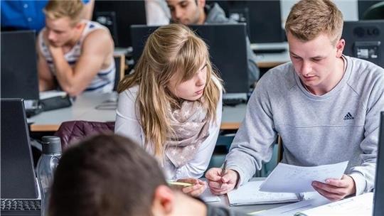Studierende lernen am Hansecampus Stade.