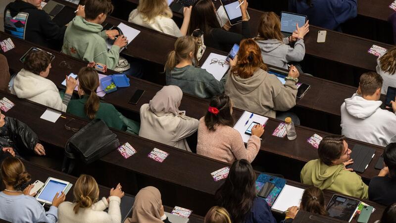 Analyse: Staatliche Studienförderung spielt kaum eine Rolle Studierende nehmen an einer Veranstaltung im Audimax der Ludwig-Maximilians-Universität teil. Staatliche Studienförderung werden kaum angenommen.