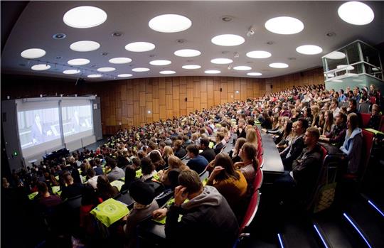 Studierende sitzen bei der Erstsemesterbegrüßung im Audimax in der Leibniz Universität.
