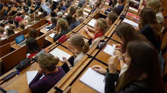 Studierende sitzen in einem Hörsaal.