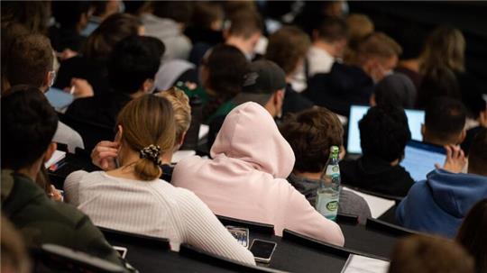 Studierende sitzen in einer Vorlesung im Hörsaal einer Universität.