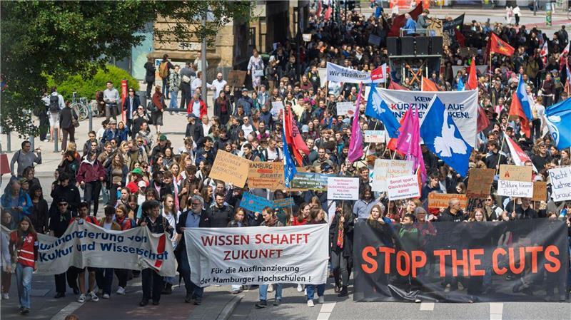 Studierende und Beschäftigte der Universität Hamburg gehen auf die Straße, weil sie angesichts der Sparvorgaben massive Einschränkungen fürchten.