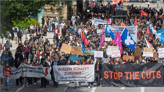 Studierende und Beschäftigte der Universität Hamburg gehen auf die Straße, weil sie angesichts der Sparvorgaben massive Einschränkungen fürchten.