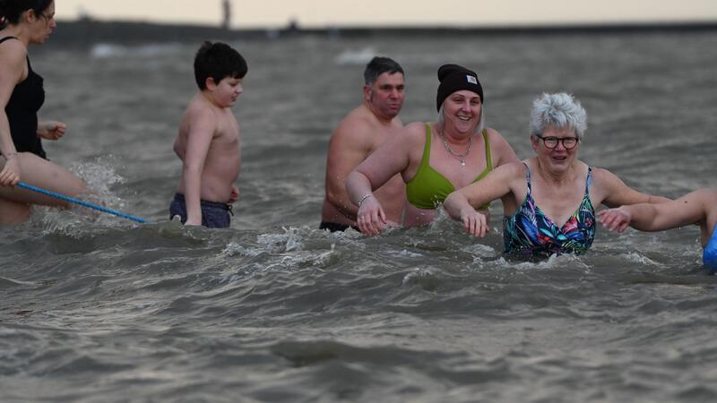 Stück für Stück hüpfen die Schwimmer ins Wasser.
