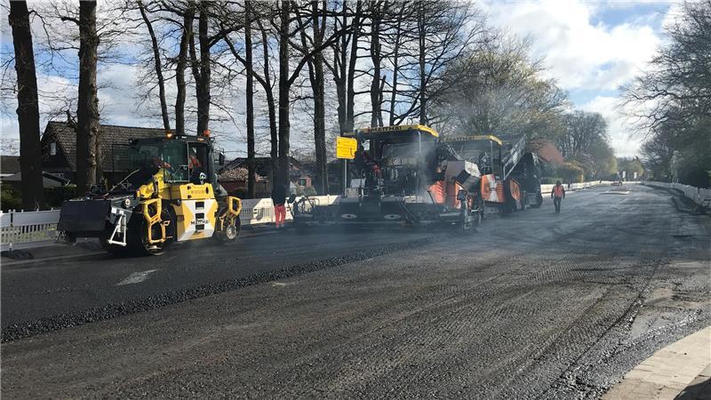 Stück für Stück kommt der Asphaltfertiger voran und trägt über Förderschnecken den 160 Grad heißen Asphalt auf die Unterschicht auf.