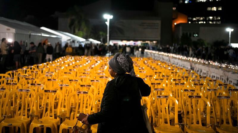 Stühle, auf denen Bilder mit menschlichen Augen angebracht sind: Mit der Kunstinstallation in Tel Aviv wird der Geiseln gedacht, die von der Hamas festgehalten werden.