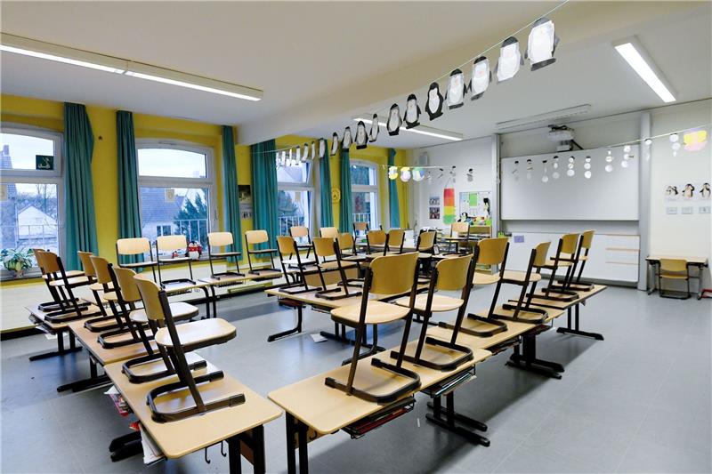 Stühle stehen in einem Klassenzimmer in einer Grundschule auf den Tischen. Ab Montag, 16. März, sollen in Niedersachsen alle Schulen geschlossen bleiben. Foto: Caroline Seidel/dpa