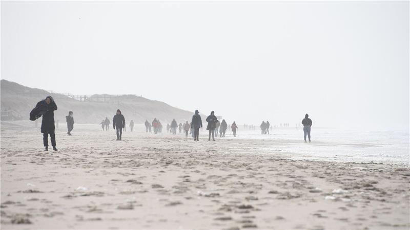 Stürme aus Westen und die dadurch hervorgerufene Meeresbrandung tragen jährlich Teile der Westseite der Insel ab.