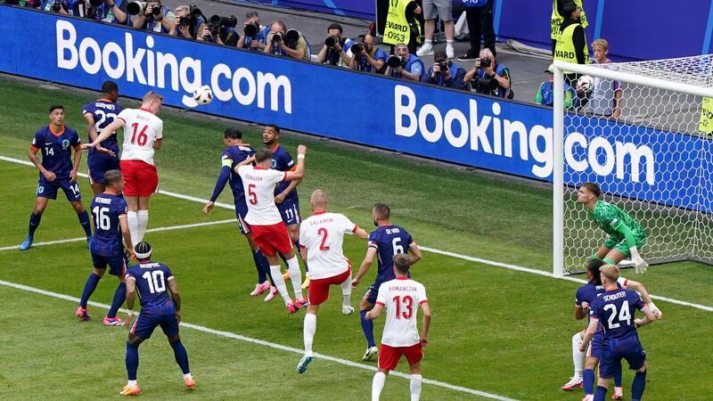 Koeman lobt Party-Retter Weghorst: „Großartige Mentalität“ Stürmer Adam Buksa (4vl) bringt die Polen per Kopf mit 1:0 gegen Oranje in Führung.