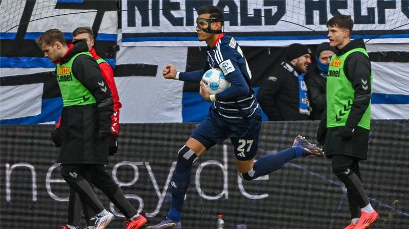 Selke vom Punkt: HSV wendet Pleite in Regensburg ab Stürmer Davie Selke lässt den HSV spät jubeln.