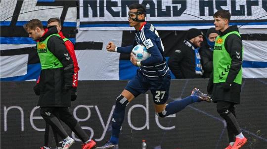 Stürmer Davie Selke lässt den HSV spät jubeln.