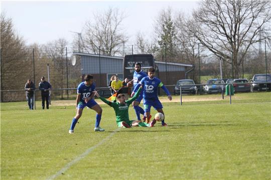 Stürmer Fynn Linzer auf verlorenem Boden. Der TSV-Stürmer hatte in einem schlechten Spiel keine Chance. Foto: Bröhan