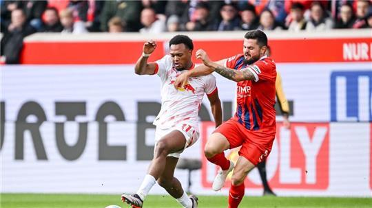 Stürmer Lois Openda (l.) erzielte Leipzigs 1:0 in Heidenheim.