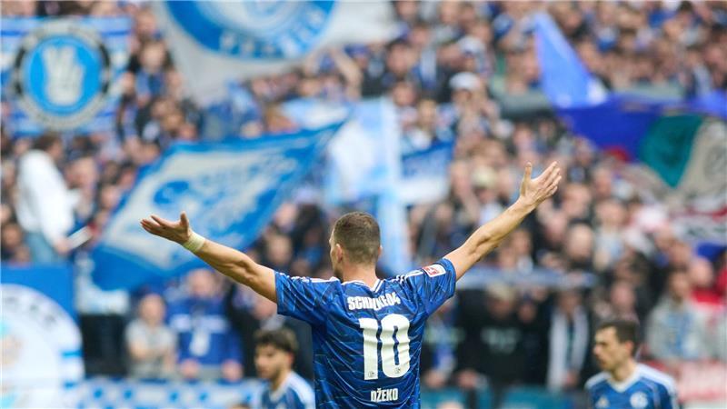 Stürmer-Star Edin Dzeko traf bei seinem Startelf-Debüt für Schalke 04 zweimal.