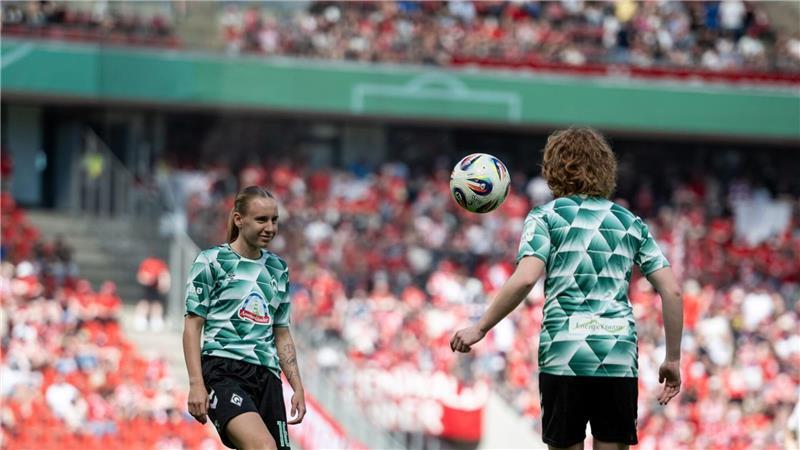 Stürmerin Emöke Papai (links) wechselt von Bremen nach München. (Archivbild)