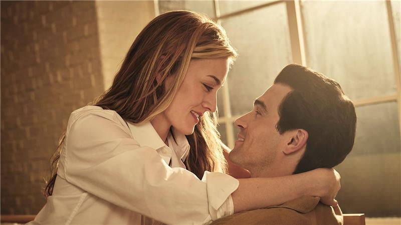 Stürmische Liebe: Sarah Pidgeon als Carolyn Bessette und Paul Kelly als John F. Kennedy Jr.. (Handout)