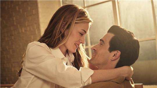 Stürmische Liebe: Sarah Pidgeon als Carolyn Bessette und Paul Kelly als John F. Kennedy Jr.. (Handout)