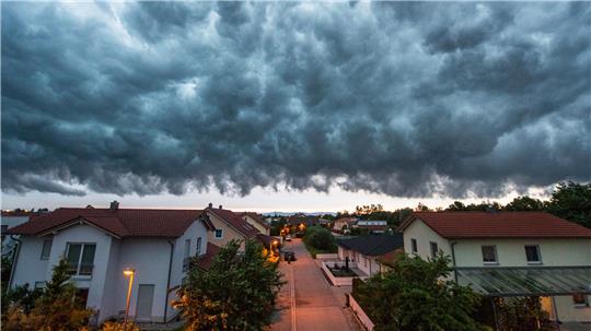 Stürmisches Herbstwetter sorgt in vielen Regionen für starke Böen: Gartenmöbel, Mülltonnen und Deko sollten rechtzeitig gesichert werden.