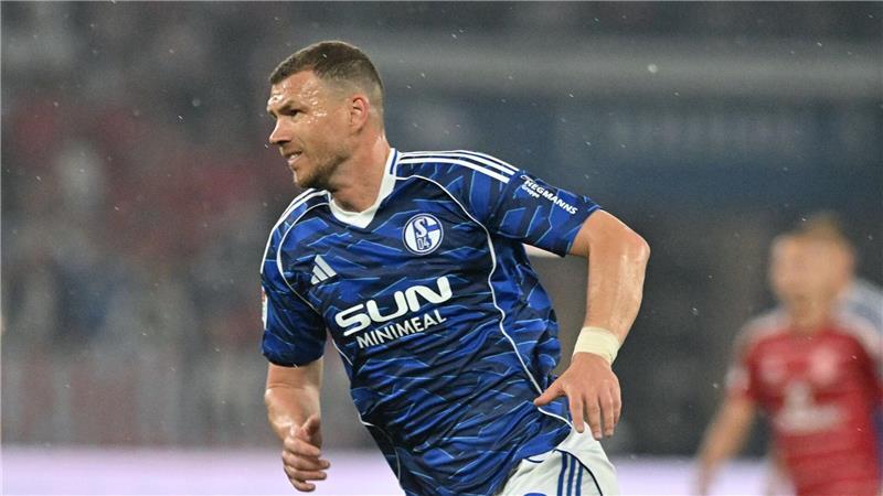Stürmt Edin Dzeko auch in der Bundesliga für Schalke? (Archivbild)