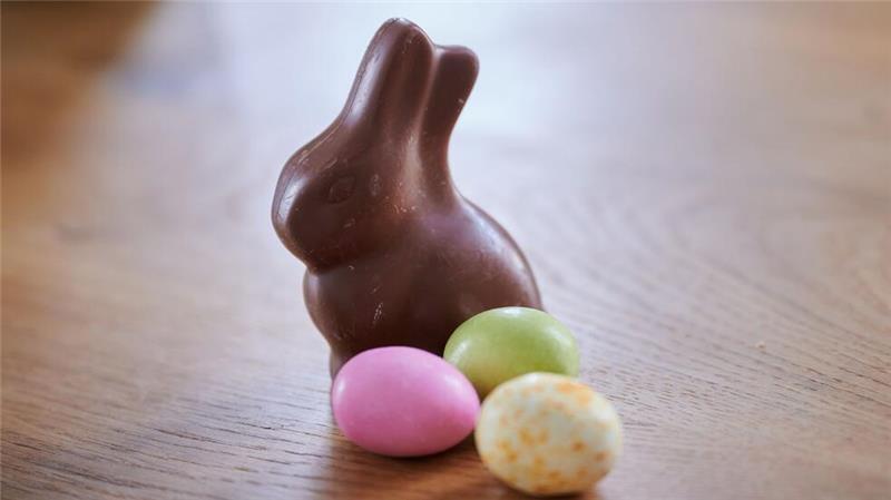 Stumm sitzt er und weiß nichts von der Debatte um ihn: der Schoko-Osterhase. (Symbolbild)