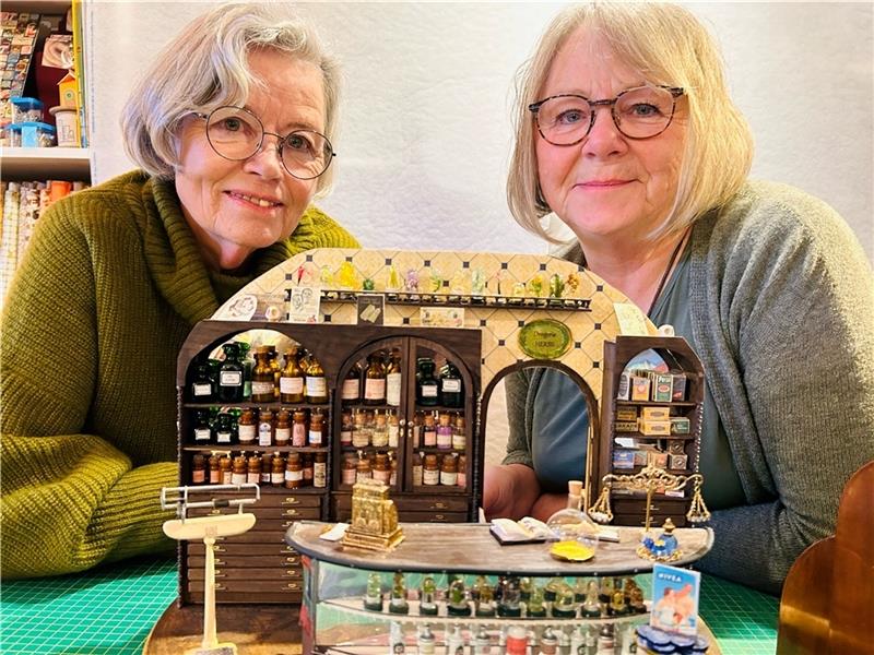 Stunden stecken in diesem Modell einer Apotheke. In der RTL-Sendung „Superklein - Die Miniaturmeisterschaft“ mussten Karin Hanke (links) und Helga Jüptner unter Zeitdruck eine Eisdiele bauen. Foto: Klempow