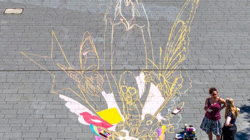 Stundenlang arbeiten die Künstlerinnen am Swift-Kunstwerk.