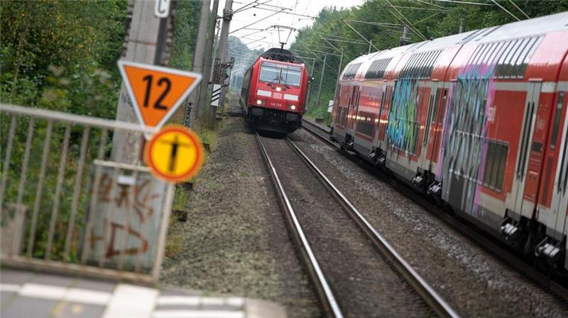 Sturmböen im Kreis Stade: Baum stürzt auf fahrendes Auto bei Harsefeld Sturmböen in und um Hamburg sorgten am frühen Morgen für erhebliche Verspätungen. (Symbolbild)