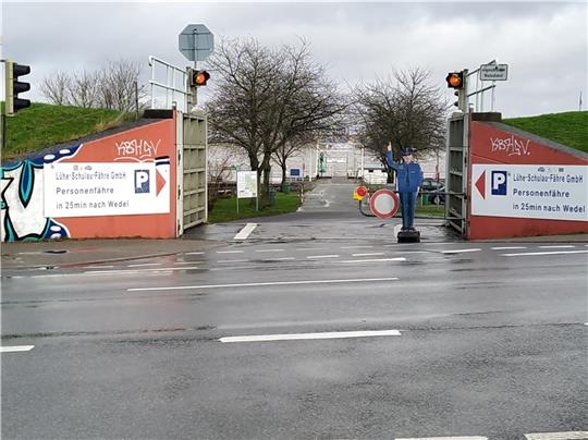 Sturmflut-Ansage: Der Lühe-Anleger in Grünendeich ist gesperrt. Foto: Deichnews