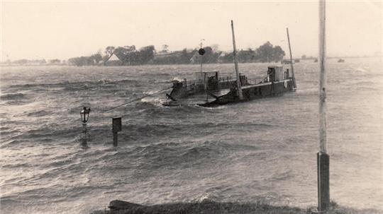 Sturmflut am 18. Oktober 1936 in Geversdorf - die Fähre am Seil, die Laterne fast unter Wasser.