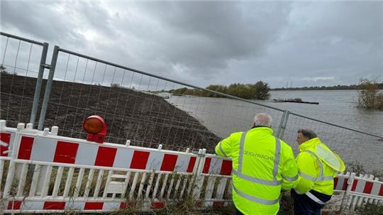 Sturmflut nagt am Deich: Oberdeichrichter Wilhelm Ulferts und Verbandsingenieur Rolf Scheibel kontrollieren die Baustelle in Jork-Hinterbrack.