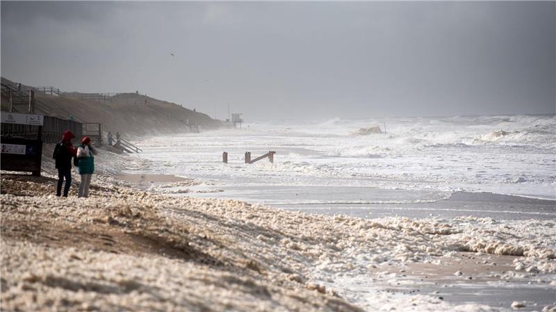 Sturmflut vor Sylt. Das Wetter lockte auch Spaziergänger an die Nordsee.