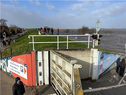 Sturmflutsaison: Das Deichtor am Lühe-Anleger in Grünendeich bleibt zu. Foto: Vasel