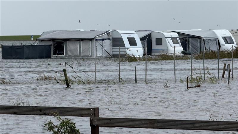 Sturmtief trifft Norderney – Wohnwagen überflutet