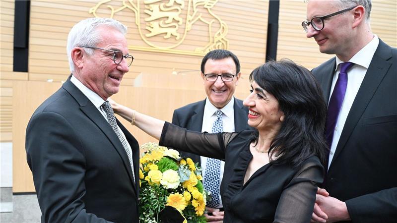 Stuttgart: Neuer Landtagspräsident – Thomas Strobl (l) nimmt im Plenum Glückwünsche von Muhterem Aras entgegen