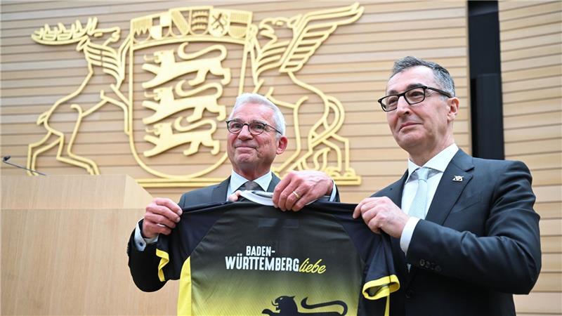 Stuttgart: Trikot statt Blumen – neuer Ministerpräsident Cem Özdemir posiert nach der Landtagswahl mit Thomas Strobl