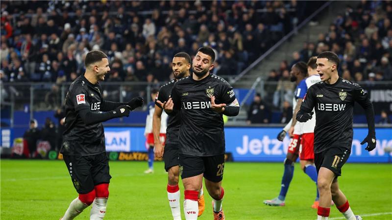 Stuttgarts Deniz Undav (M) wird nach seinem Treffer zum 1:1 bejubelt.