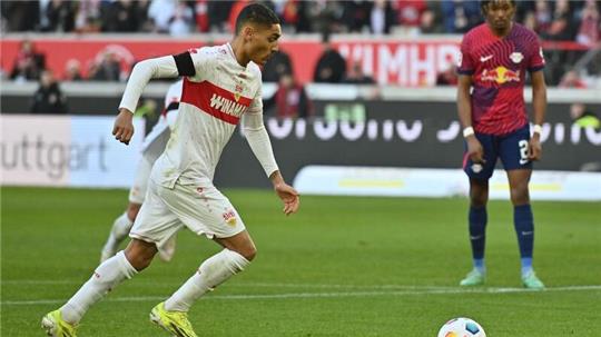 Stuttgarts Enzo Millot sorgt per Elfmeter für die 1:0-Führung des VfB.