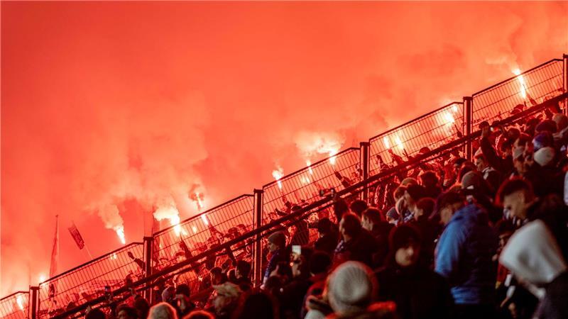 Stuttgarts Fans zünden Pyrotechnik beim DFB-Pokal-Spiel gegen den VfL Bochum.