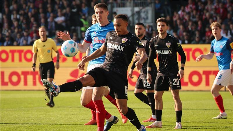 Kiel verpasst in Überzahl den Heimsieg gegen Stuttgart Stuttgarts Jamie Leweling behauptet den Ball gegen den Kieler Marko Ivezic.