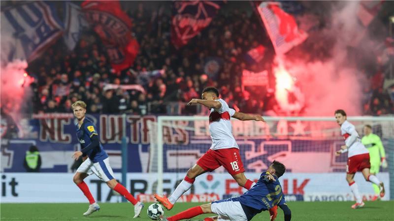 Stuttgarts Jamie Leweling und Kiels Jonas Meffert kämpfen um den Ball.