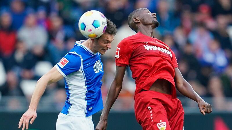 VfB gewinnt trotz langer Unterzahl in Darmstadt Stuttgarts Torschütze Serhou Guirassy (r) im Kopfballduell mit dem Darmstädter Christoph Zimmermann.