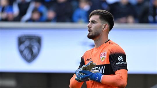 Stuttgarts Torwart Dennis Seimen feierte an alter Wirkungsstätte sein Bundesliga-Debüt.