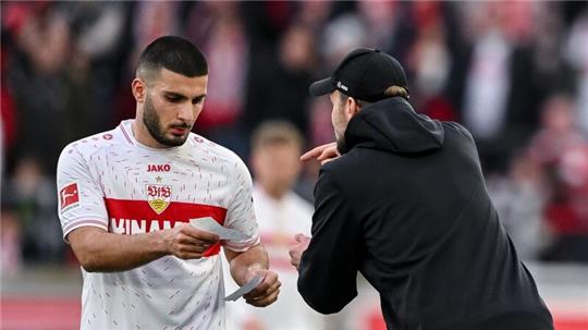 Stuttgarts Trainer Sebastian Hoeneß (r) schwärmt von Torjäger Deniz Undav (l).