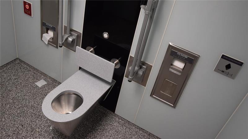 Stylisch in Stahlästhetik kommt das behindertengerechte WC in der öffentlichen Toilette am Altstadtparkplatz in Buxtehude daher. Männer und Frauen dürfen es benutzen.